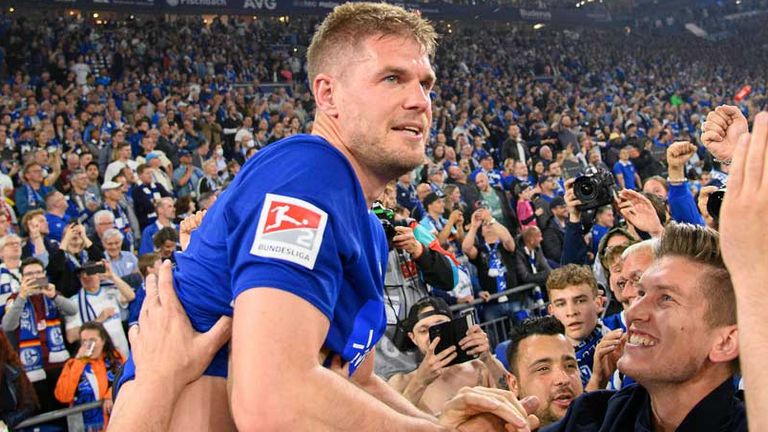 Simon Terodde wird nach dem entscheidenden Sieg gegen St. Pauli zum Aufstieg in der Saison 2021/22 von den Schalker Fans gefeiert.