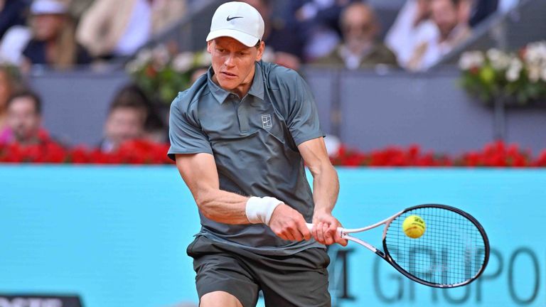 Jannik Sinner kämpft sich mit einem Sieg gegen den Franzosen Benjamin Bonzi in Madrid in die nächste Runde.