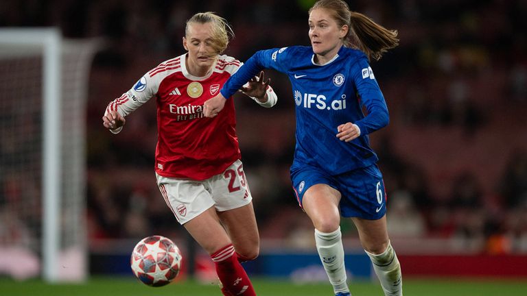 Sjoeke Nüsken (r.) scheitert mit dem FC Chelsea im CL-Viertelfinale am Lokalrivalen FC Arsenal.