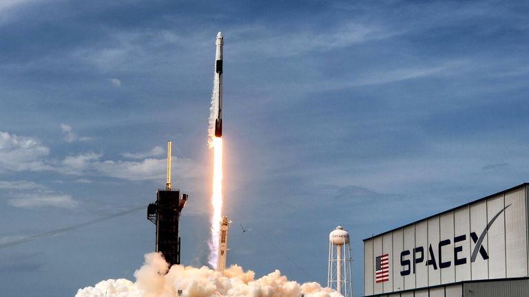 SpaceX bringt im Mai 2020 als erstes kommerzielles Unternehmen Menschen zur Internationalen Raumstation.