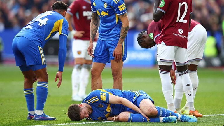 Leeds-Profi Anton Stach liegt verletzt am Boden.