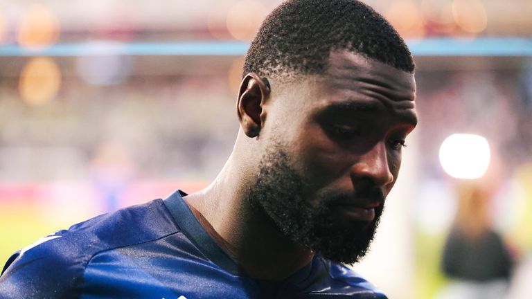 KSC-Profi Stephan Ambrosius zog sich beim 1:3 gegen Hannover 96 den dritten Kreuzband seiner Karriere zu.