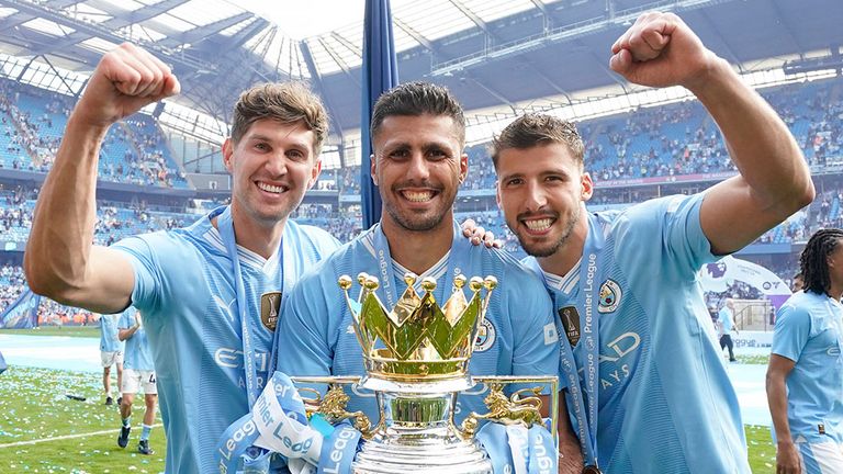 John Stones (von l.) bejubelt mit seinen City-Teamkollegen Rodri und Ruben Dias am Ende der Saison 2023/24 die Meisterschaft.