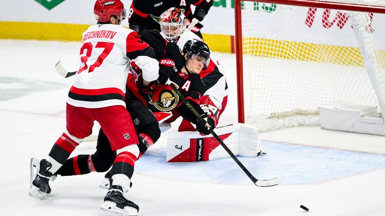 Tim Stützle erzielt gegen die Hurricanes ein Traumtor. 