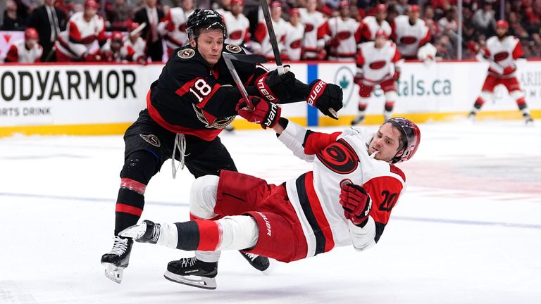 Tim Stützle (l.) steht mit Ottawa vor dem Aus.