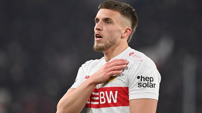 Hand aufs Herz: Demirovic hält sein Freibier-Versprechen.