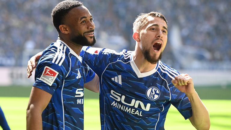 Moussa Sylla (l.) und Adil Aouchiche peilen mit Schalke die Bundesliga-Rückkehr an.