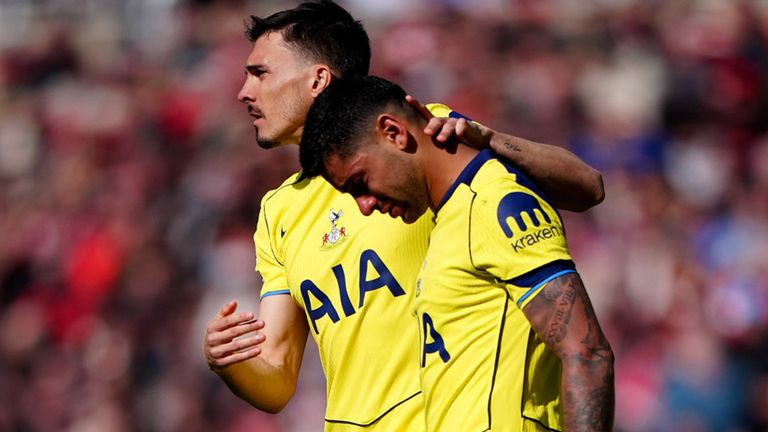 Joao Palhinha (l.) und die Tottenham Hotspur verlieren auch unter Neu-Coach Roberto De Zerbi und verbleiben auf einem PL-Abstiegsplatz.