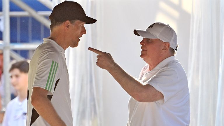 Uli Hoeneß im Gespräch mit Thomas Tuchel (l.).