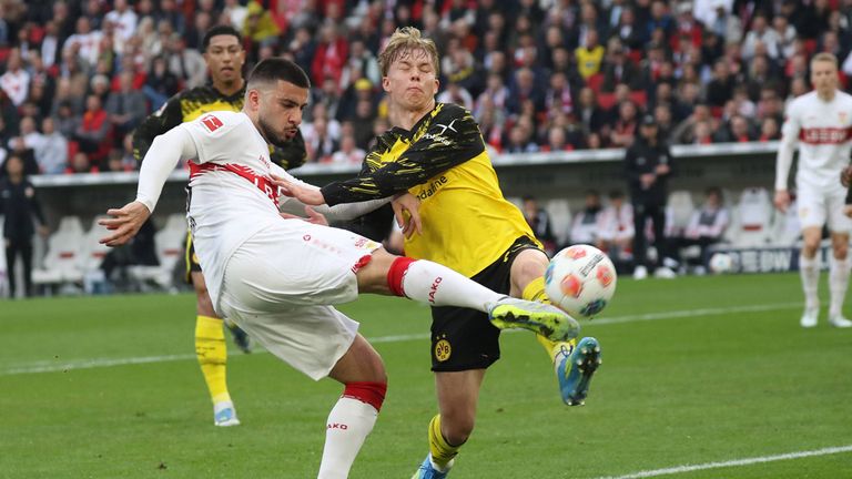 Deniz Undav (l.) und Dortmunds Daniel Svensson im Kampf um den Ball.