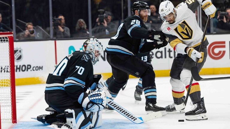 Vegas Golden Knights Keegan Kolesar (55) versucht Utah Mammoths Torhüter Karel Vejmelka (70) zu überwinden.
