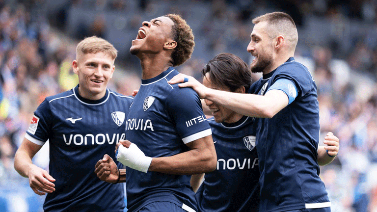 Der VfL Bochum feiert den Treffer zum 3:0 gegen Eintracht Braunschweig.