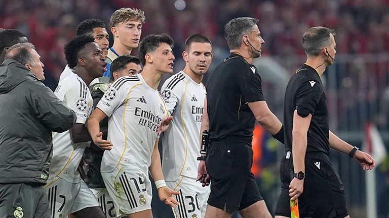 Die Spieler von Real Madrid beschweren sich nach Abpfiff bei Schiedsrichter Slavko Vincic (2. von r.)