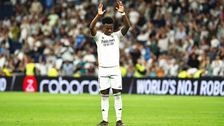 Vinicius Junior hob nach seinem Tor die Arme in die Höhe und bat die Fans um Entschuldigung.