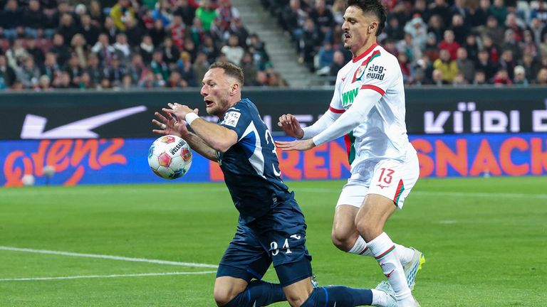 Vladimir Coufal (l.) und die TSG Hoffenheim holen beim FC Augsburg einen Zwei-Tore-Rückstand auf, kommen aber nicht über ein Remis hinaus.