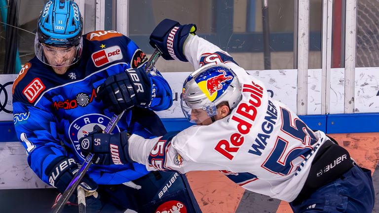 Fabio Wagner (r.) von Red Bull München muss 14 (!) Spiele nach seinem brutalen Foul gegen Ingolstadt zusehen. 