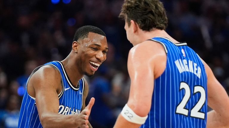 Franz Wagner (r.) zieht mit Orlando in die Playoffs ein.  