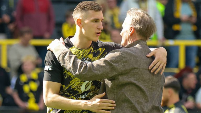 Hans-Joachim Watzke (r.) freut sich über die Vertragsverlängerung von BVB-Abwehrboss Nico Schlotterbeck (l.).