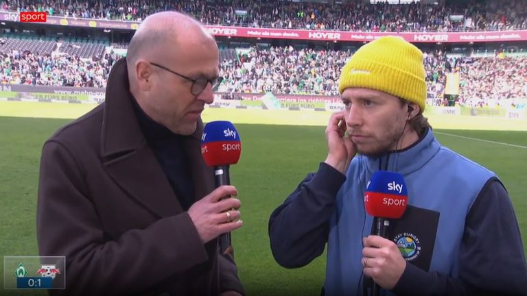 Mitchell Weiser (r.) kritisiert am Sky Sport Mikrofon die Vereinsführung von Werder Bremen.