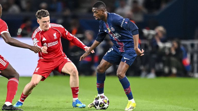 Florian Wirtz im Zweikampf mit Weltfußballer Ousmane Dembele