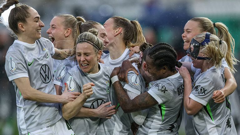 Die Spielerinnen des VfL Wolfsburg bejubeln den Einzug ins DFB-Pokal-Finale der Frauen.