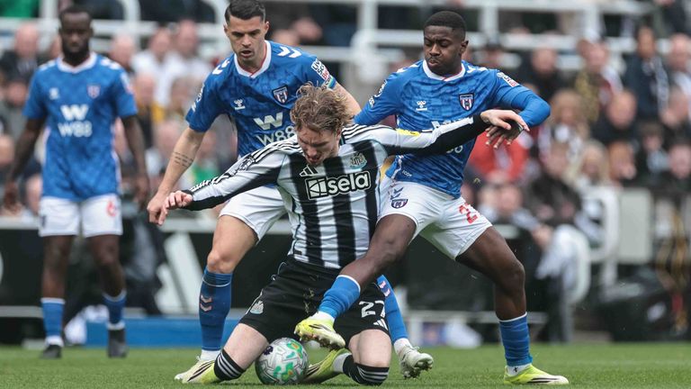 Nick Woltemade (M.) von Newcastle United versucht den Ball zu behaupten.