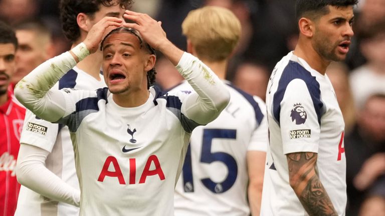 Xavi (l.) und die Tottenham Hotspur sind auf einen Abstiegsplatz abgerutscht.