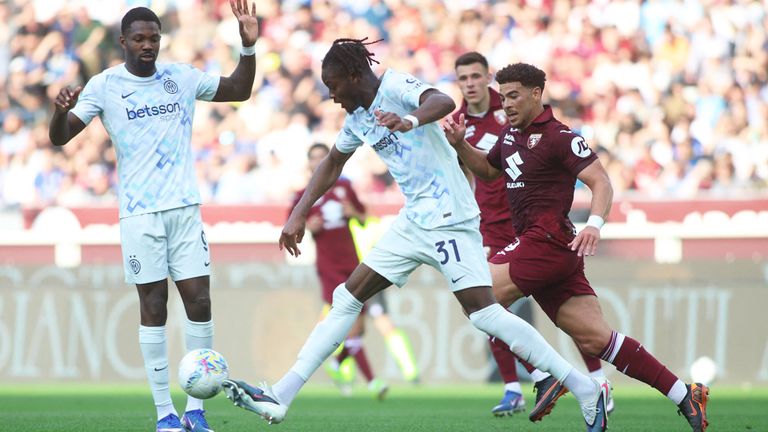 Yann Bisseck (vorne) steht mit Inter Mailand kurz vor dem Titelgewinn in Italien.