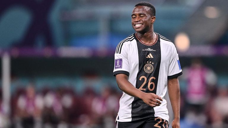 Jüngster deutsche WM-Spieler ist Youssoufa Moukoko. Bei seinem ersten Einsatz bei der WM 2022 war er gerade einmal 18 Jahre und 3 Tage alt.