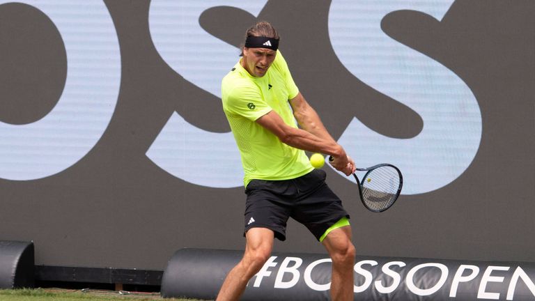 In Stuttgart bereitet sich Alexander Zverev auf seinem unbeliebten Rasen auf Wimbledon vor.