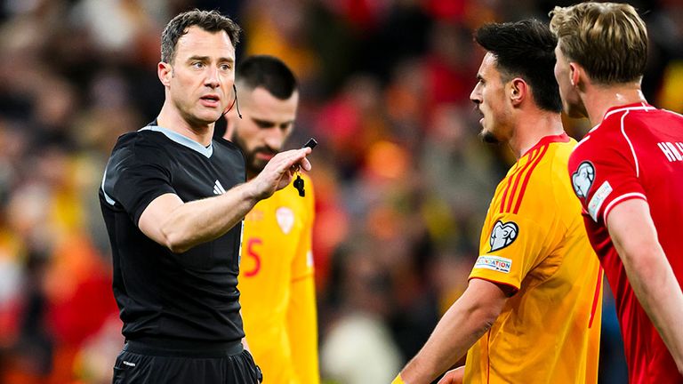 Felix Zwayer (l.) pfeift seit 2009 in der Bundesliga und ist seit 2012 FIFA-Schiedsrichter.