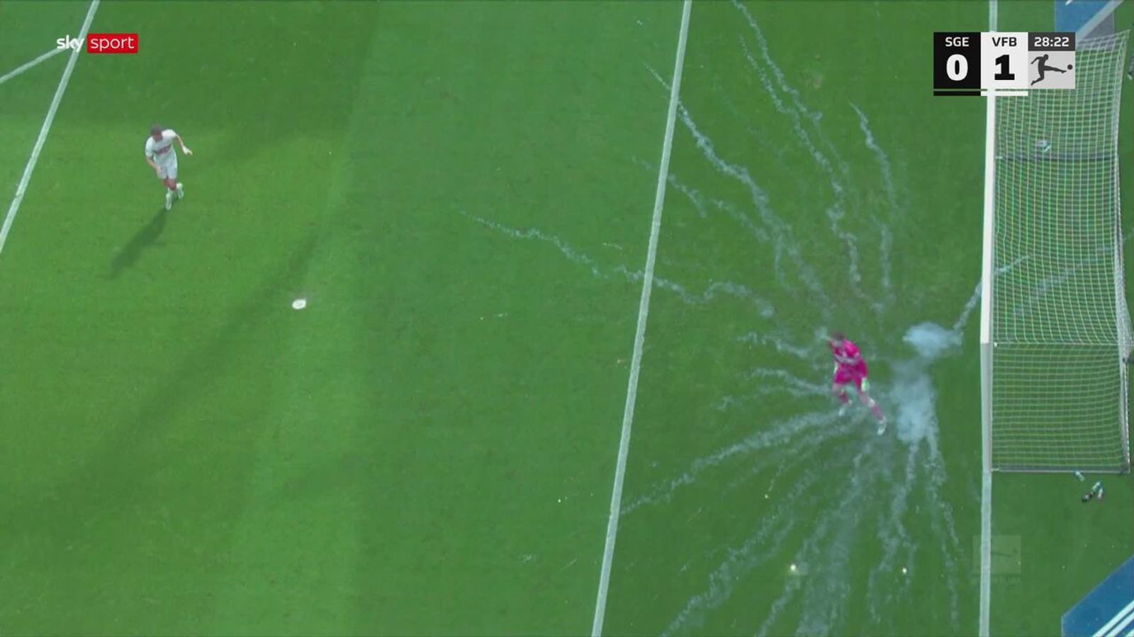 Unfassbar! Eintracht-Chaoten schießen Böller während Doan-Angriff