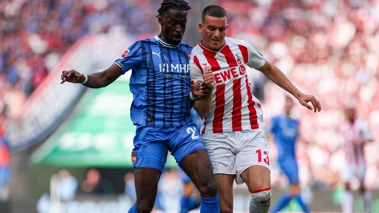 Omar Traore (Heidenheim, l.) und Said El Mala (1. FC Köln, r.) im Kampf um den Ball.