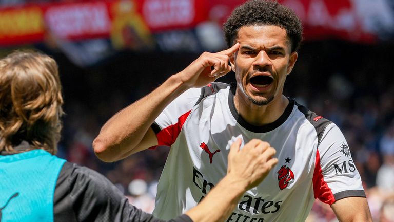 Zachary Athekame trifft beim Milan-Sieg in Genua.