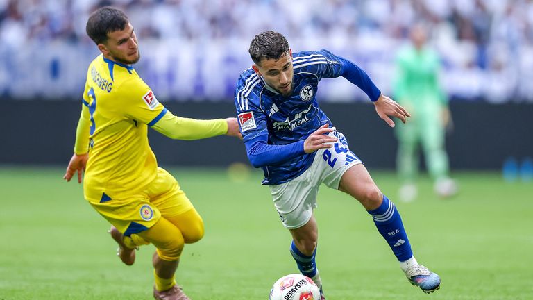 Adil Aouchiche (r.) erzielt Schalkes Siegtor gegen Braunschweig.
