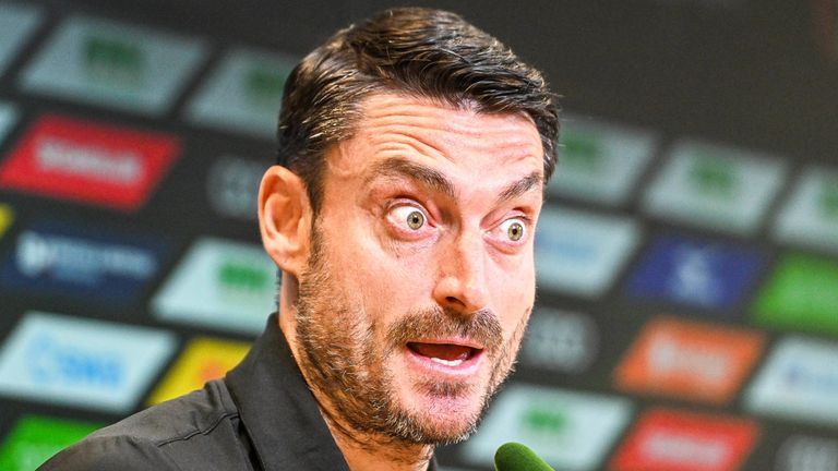 SGE-Trainer Albert Riera reagiert auf einen angeblichen Zoff mit Jonathan Burkardt.