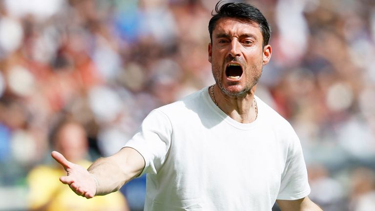 Albert Riera bleibt vorerst Trainer von Eintracht Frankfurt.