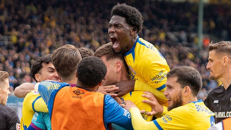 Die Spieler von Eintracht Braunschweig bejubeln ein Tor.