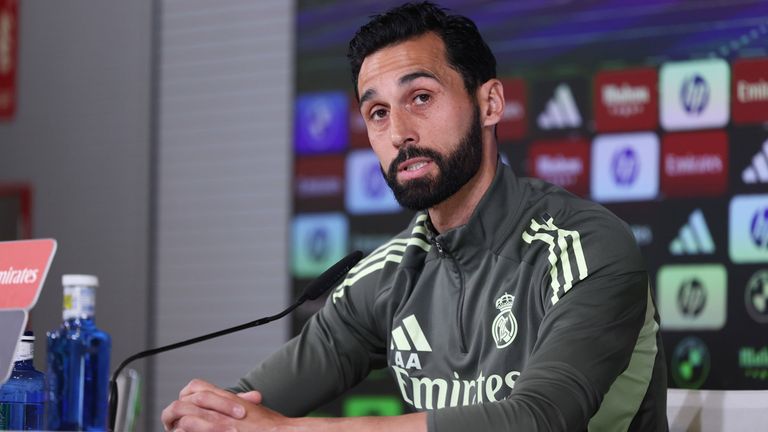 Real-Trainer Alvaro Arbeloa reagiert auf den Kabinen-Zoff zwischen Federico Valverde und Aurelien Tchouameni.