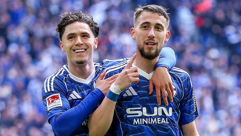 Der Vertrag von Adil Aouchiche (r.) verlängert sich durch den Schalker Aufstieg automatisch. 