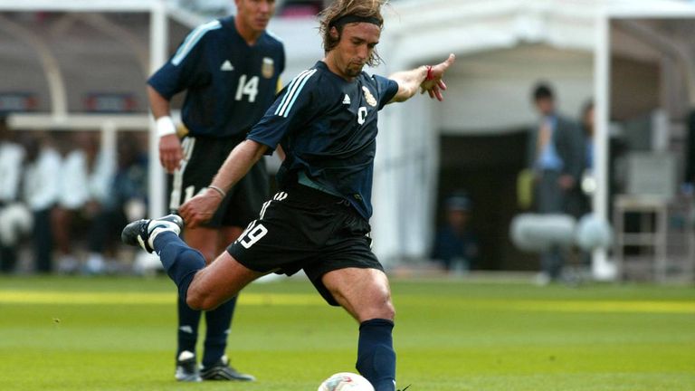 PLATZ 10: Gabriel Batistuta (Argentinien), 10 Tore in 12 Spielen