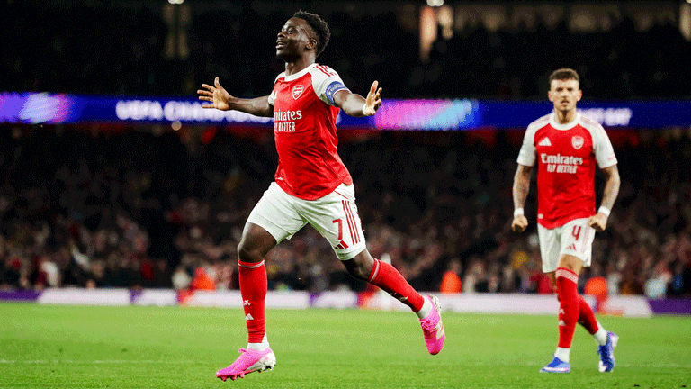 Bukayo Saka bejubelt seinen Treffer zum 1:0 für Arsenal im Champions League-Rückspiel gegen Atletico Madrid.