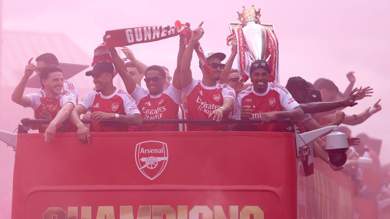 Arsenal feiert trotz Final-Drama – Hunderttausende Fans verwandeln London bei der Meister-Parade in ein rot-weißes Jubelmeer.