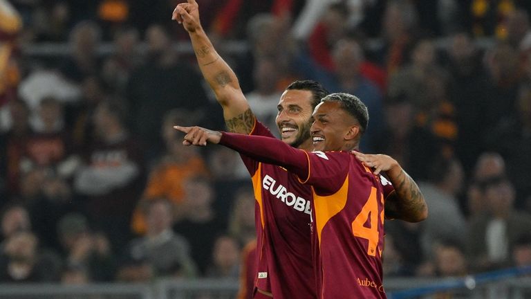 Jubel bei Mario Hermoso (l.) und Wesley - mit dem 4:0-Sieg meldet sich die Roma an im Rennen um die Champions League.