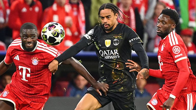 PSG-Offensivstar Bradley Barcola (M) im Duell mit Bayerns Dayot Upamecano (l.) und Alphonso Davies.