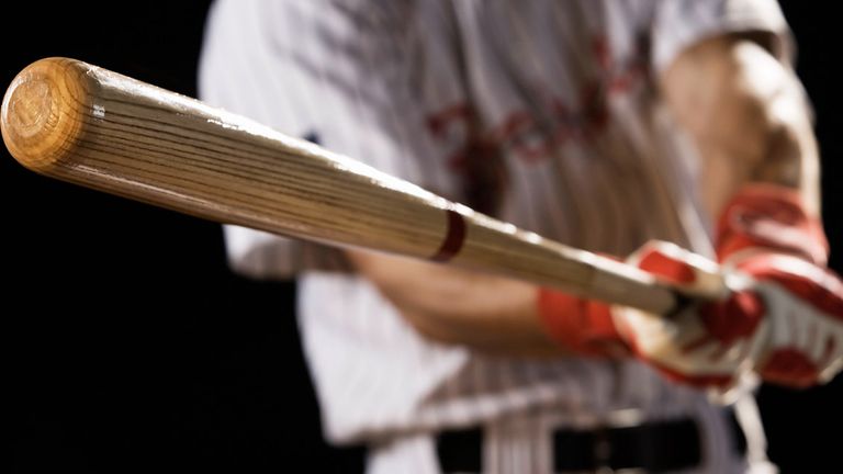 Die Baseballschläger hat einen japanischen Schiedsrichter am Kopf getroffen.