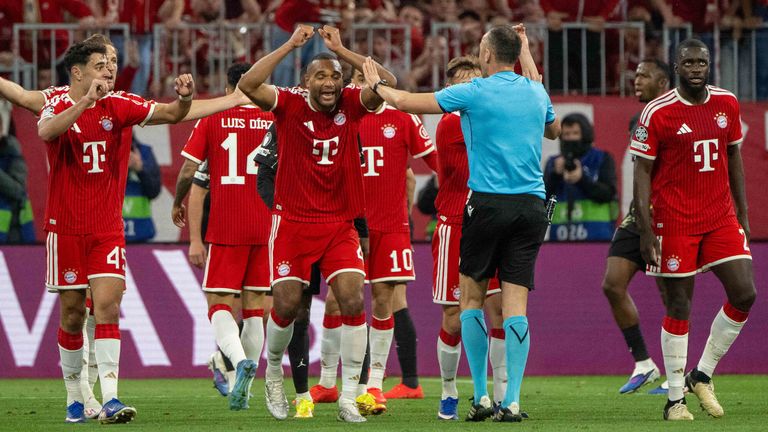 Der FC Bayern fordert vehement Elfmeter, aber Schiedsrichter Joao Pinheiro hat korrekt entschieden. 