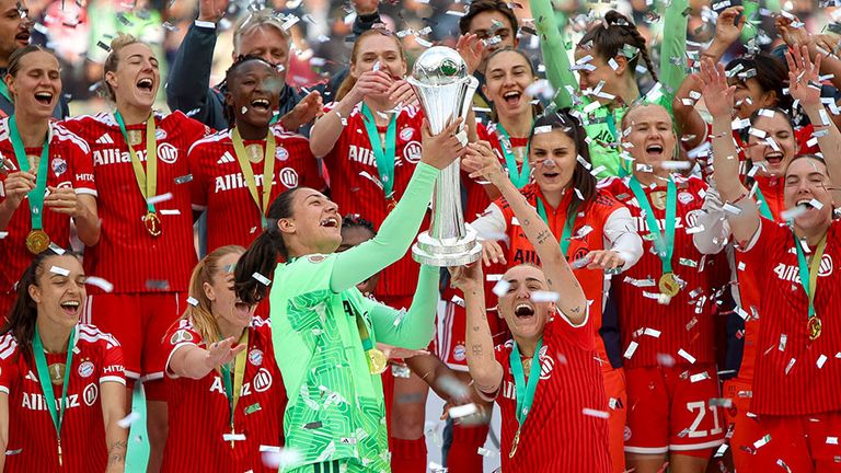 Die Frauen des FC Bayern München stemmen den DFB-Pokal in die Höhe.