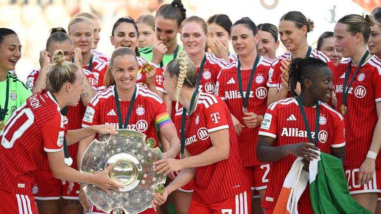 Die Frauen des FC Bayern bekommen die Meisterschale übergeben.