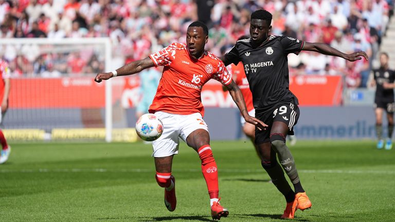 Sheraldo Becker (li.) bleibt in Mainz.